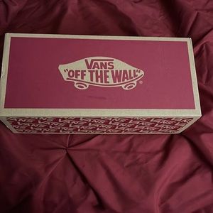 Vans canvas black and white never worn. Comfortable in excellent condition.